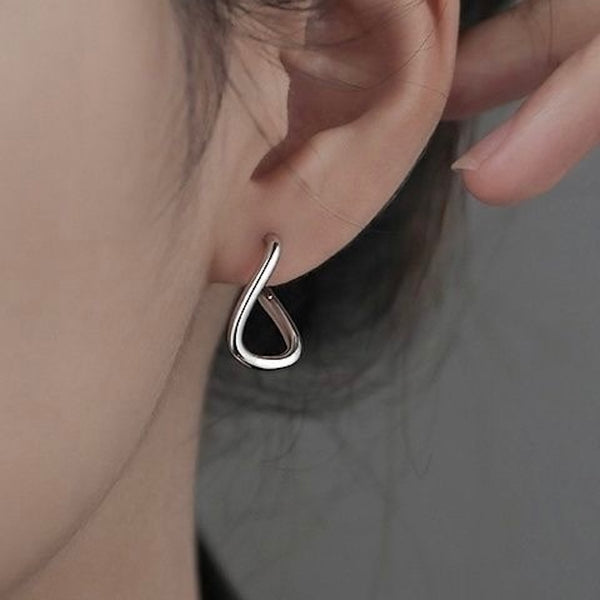 "Heart-touching" twisted design earrings
