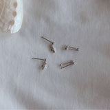 「シンプルな輝き」925銀素材の螺旋棒と十字架デザインイヤリング