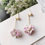 春の訪れを耳元に。ゆらゆら揺れる「アジサイ編み」の小さめハンドメイドピアス