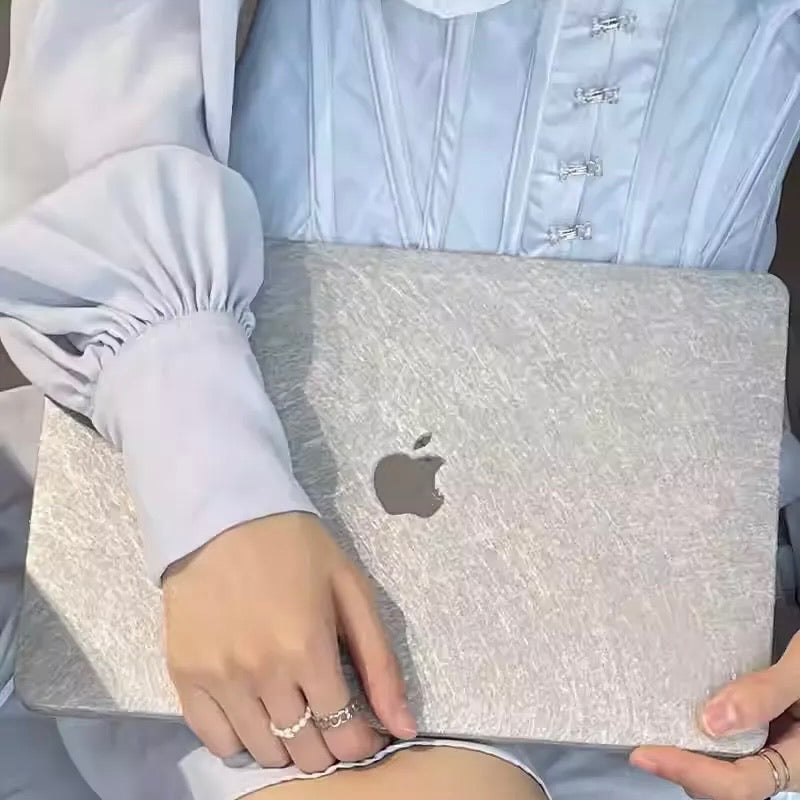 "Cloud-like smooth" MacBook protective case