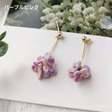 春の訪れを耳元に。ゆらゆら揺れる「アジサイ編み」の小さめハンドメイドピアス