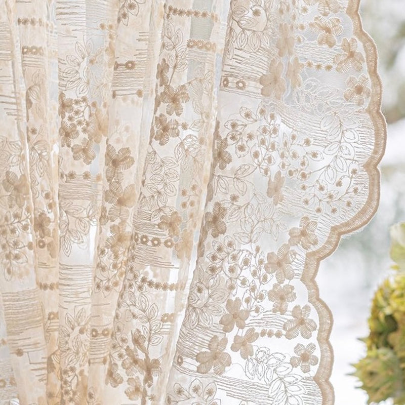 "Flowering" lace curtains