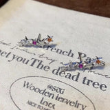 "Bring excitement to your ears with sparkling stars." Star line earrings that add color to your ears