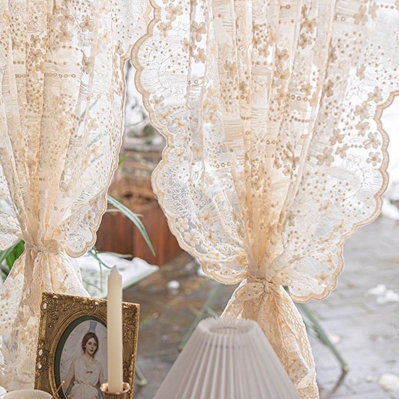 "Flowering" lace curtains