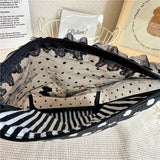 A rattling pouch with lace that will make your heart beat faster every day