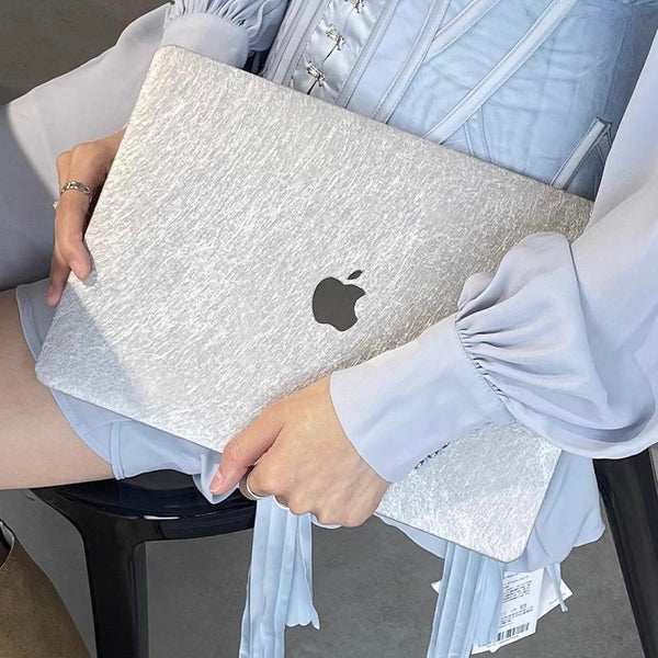 "Cloud-like smooth" MacBook protective case