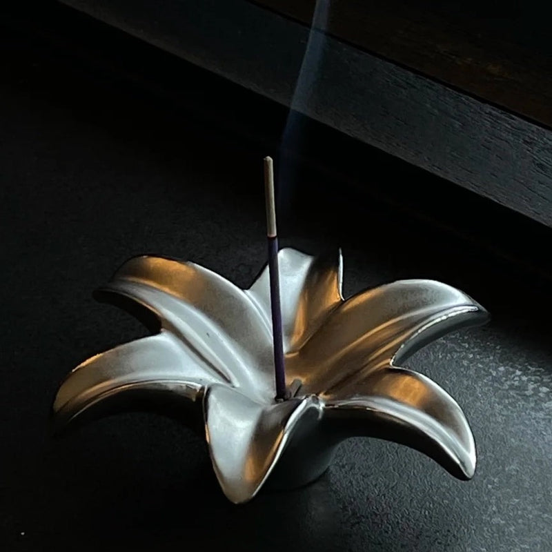 "Fluctuating Fragrance" Lily Motif Ceramic Incense Holder