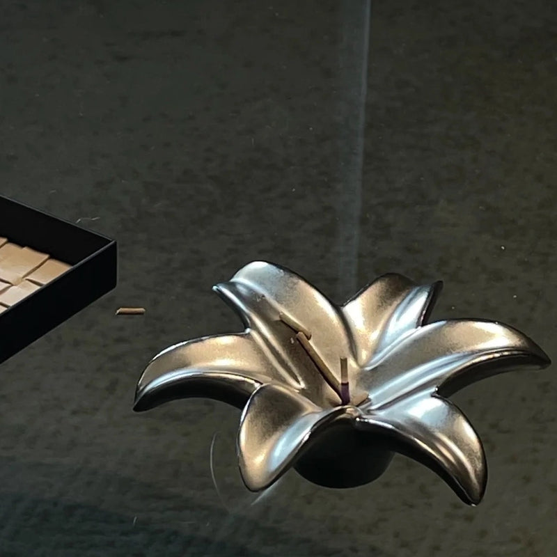 "Fluctuating Fragrance" Lily Motif Ceramic Incense Holder