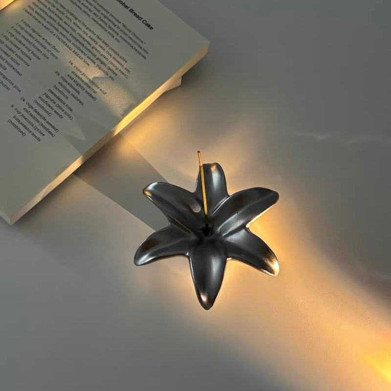 "Fluctuating Fragrance" Lily Motif Ceramic Incense Holder