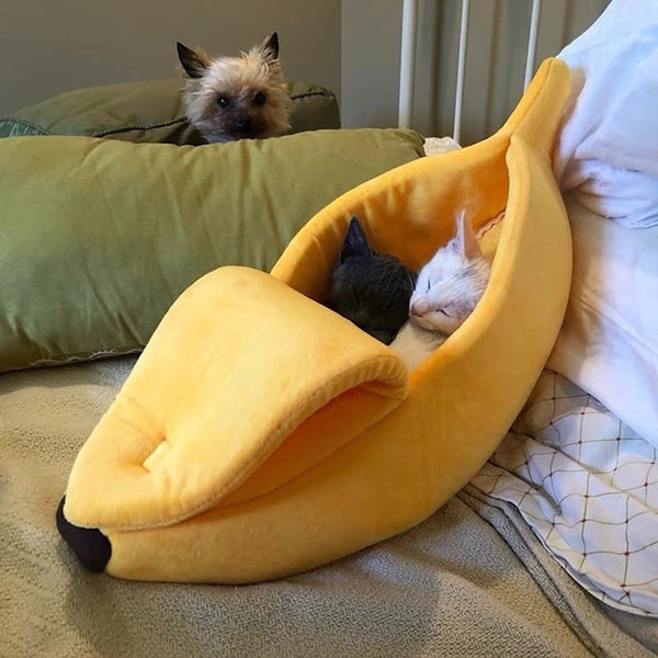 "Sleeping Banana" banana-shaped pet bed