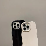 「手になじむ心地よさが、毎日を自由にする」丸みウェーブ iPhoneケース