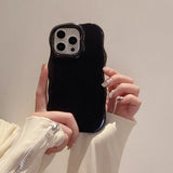 「手になじむ心地よさが、毎日を自由にする」丸みウェーブ iPhoneケース
