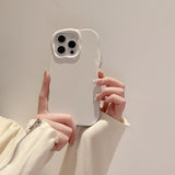 「手になじむ心地よさが、毎日を自由にする」丸みウェーブ iPhoneケース