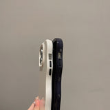 「手になじむ心地よさが、毎日を自由にする」丸みウェーブ iPhoneケース