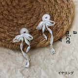 Sweet Ballet earrings with swaying ribbons for a grown-up look