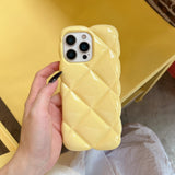 「何でもない日も、私らしく輝く」ぷっくり丸み キルティング iPhoneケース