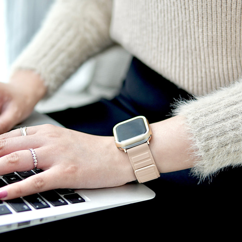 "Waterproof and magnetic" light-colored silicone band 