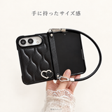text000113 手持ちサイズ感 ブラックのiPhone Duoケースを手に持ったサイズ感 使用イメージ