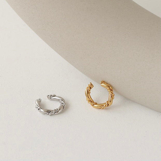 [In stock now] "Ring of Happiness" twisted ring motif ear cuff