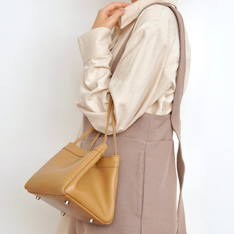 "Self-reliable and stable" genuine leather bucket bag