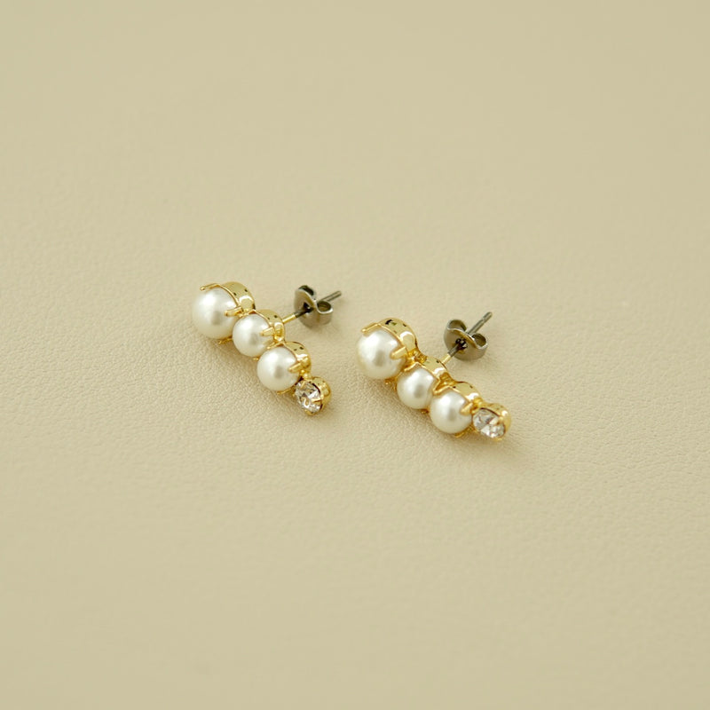 "Afterimage of the Pearl" Freshwater Pearl Earrings/Ear Cuff 