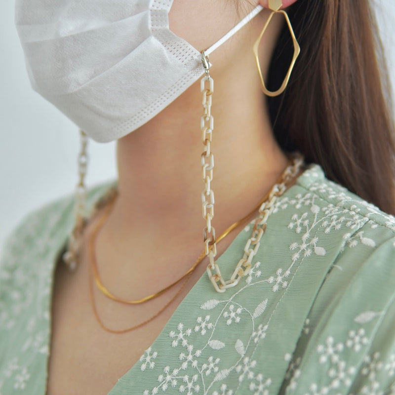 "Hands-free even when removed" mask and glasses chain