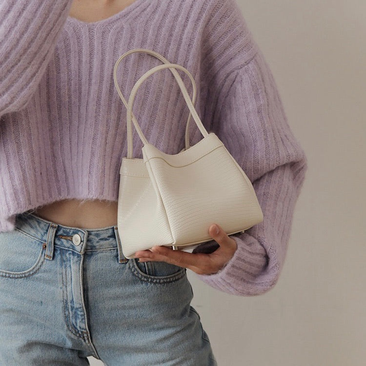 "Self-reliable and stable" genuine leather bucket bag