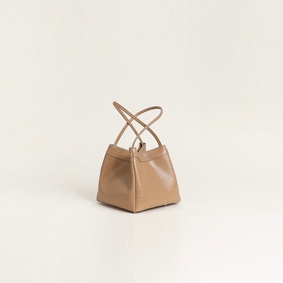 "Self-reliable and stable" genuine leather bucket bag