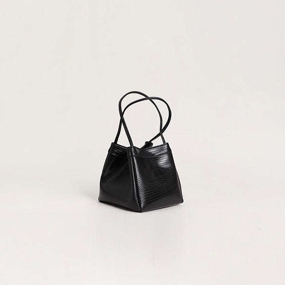 "Self-reliable and stable" genuine leather bucket bag