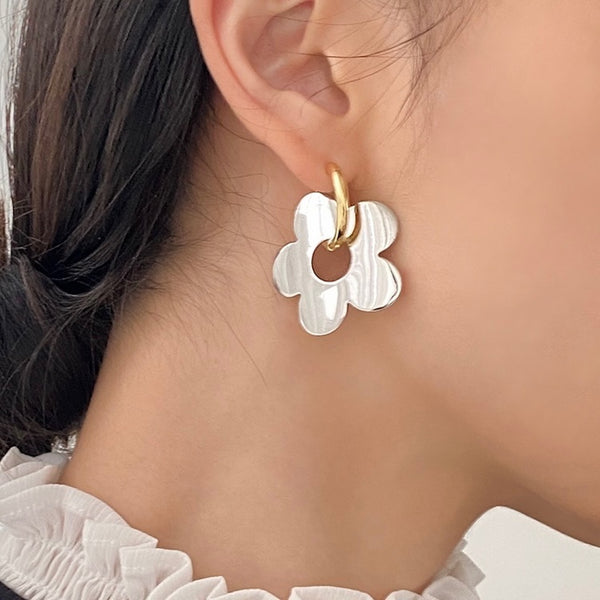"Curve Flower" flower motif earrings 