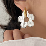 "Curve Flower" flower motif earrings 