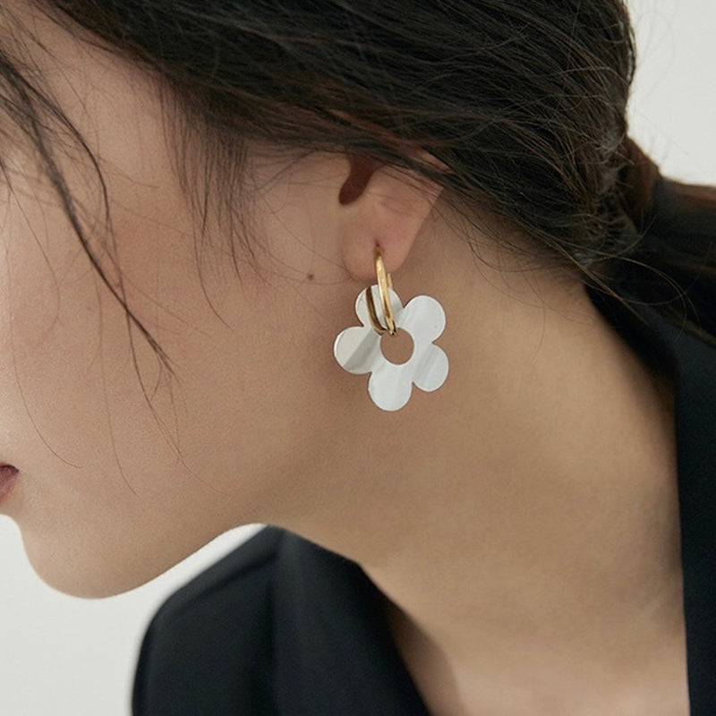 "Curve Flower" flower motif earrings 