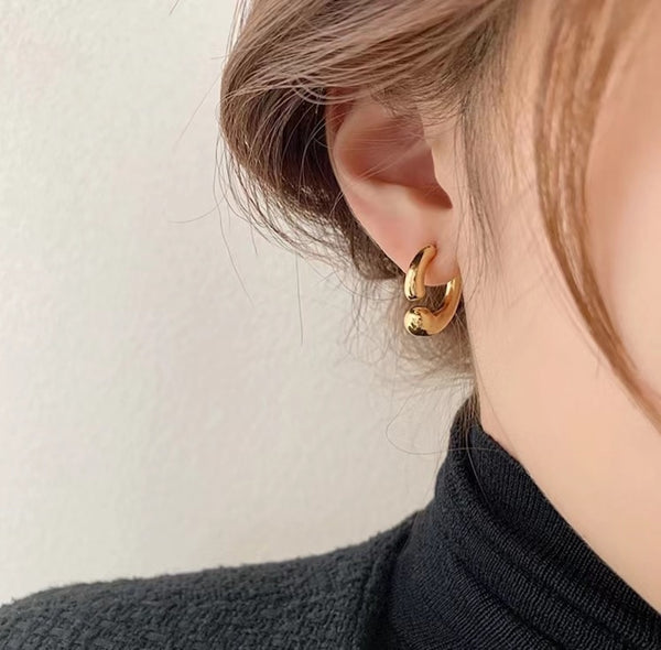 "Unique C" C-shaped earrings