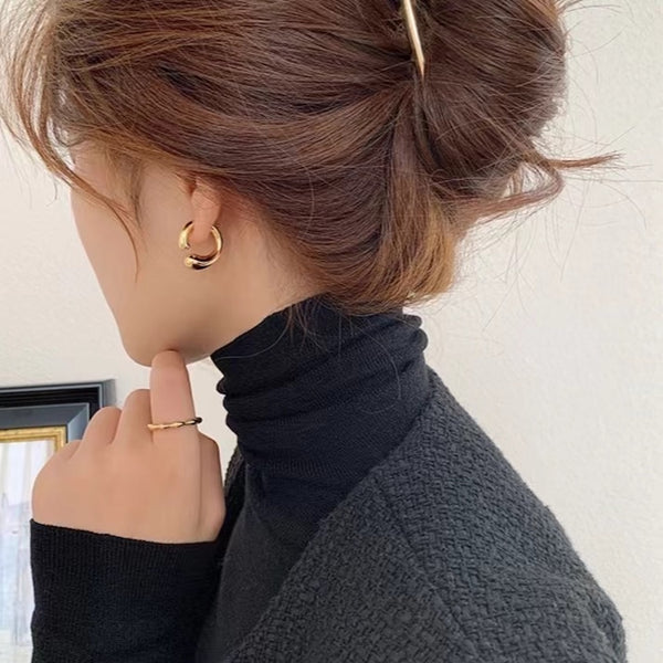 "Unique C" C-shaped earrings