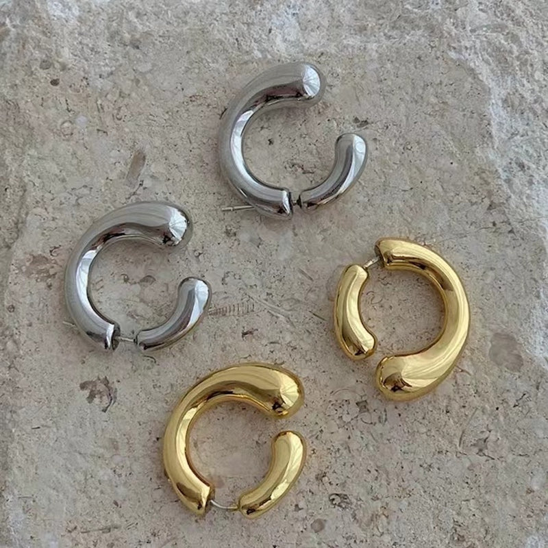 "Unique C" C-shaped earrings