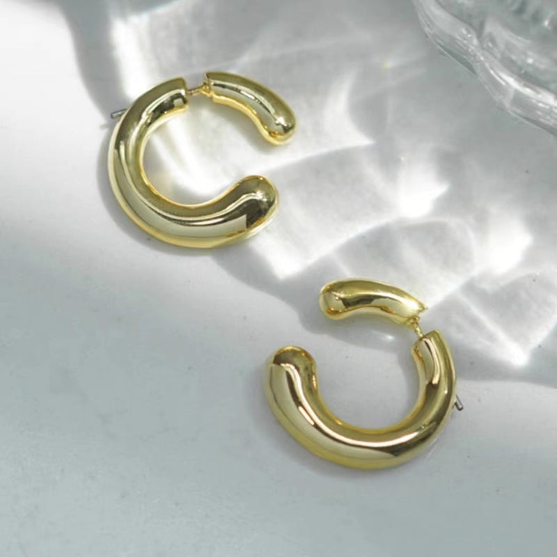 "Unique C" C-shaped earrings